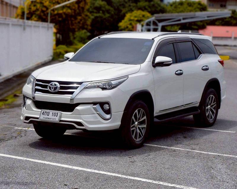 Toyota Fortuner 2.8 V เกียร์ออโต้ สีขาวมุก ปี 2015