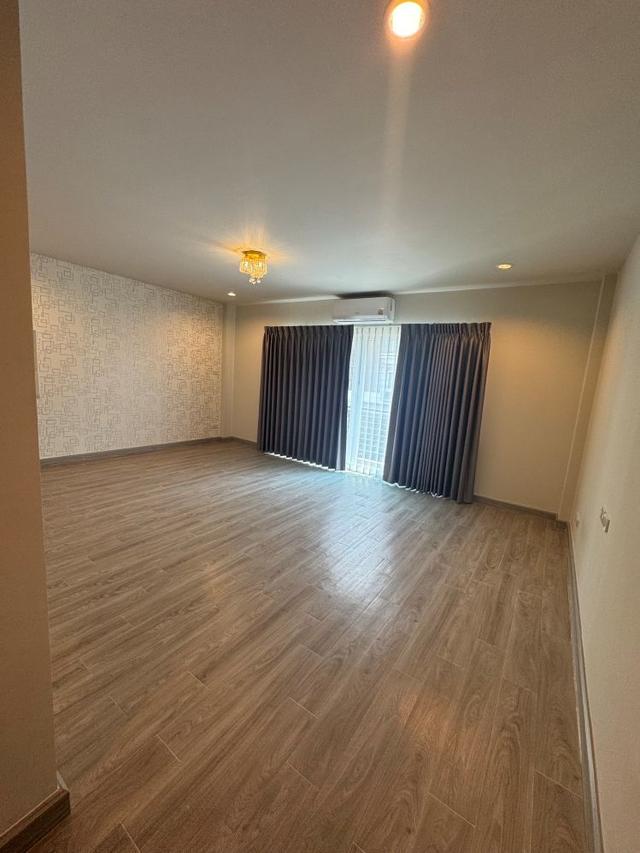 ให้เช่าหรือขายทาวน์โฮม 3 ชั้น (บ้านใหม่ บ้านใหญ่) โครงการสุวรรณภูมิทาวน์ @ หัวตะเข้ ซอยลาดกระบัง 54/3 ติดถนน ใกล้สนามบินสุวรรณภูมิ 9