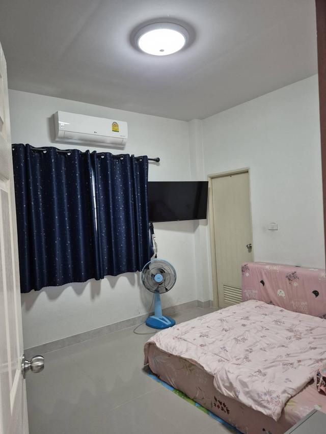 บ้านเดี่ยว 50 ตรว 2 ห้องนอน ติดแอร์ทั้ง 2ห้อง 2 ห้องน้ำ เครื่องทำน้ำอุ่น 1ตัว 1 ห้องโถง 1 ครัว มุ้งลวด แหล็กดัด ผ้าม่านอย่างหนากัน UV  จอดรถยนต์ได้ 2 8