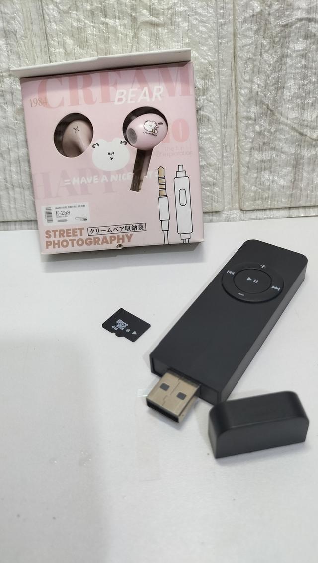 เครื่องเล่น MP3  สามารถชาร์จ  USB ในตัว   พร้อม TF Card  4 GB  และ  หูฟัง  สำหรับ นักเรียนฟังภาษาอังกฤษ ฯลฯ 2