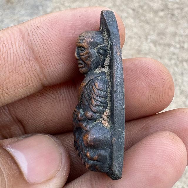 หลวงปู่ทวด วัดช้างให้ เหรียญหล่อเตารีดปี05 รูปที่ 3