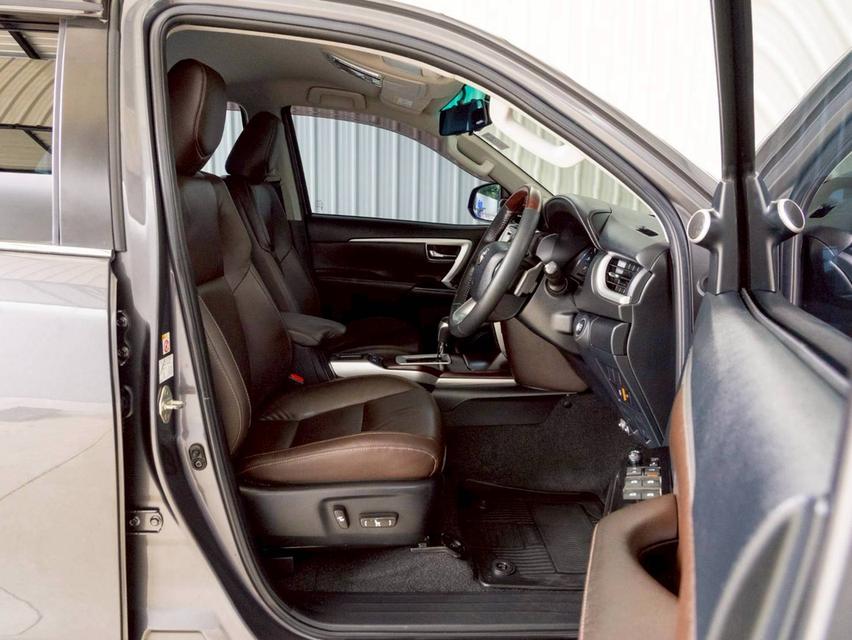 Toyota Fortuner 2.4V 2WD  ปี จด 2017 12