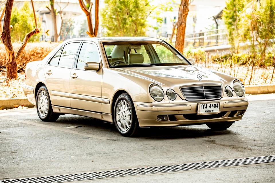 Benz E200 ปี 2001 สีบรอนซ์ทอง สวยสภาพดี  3