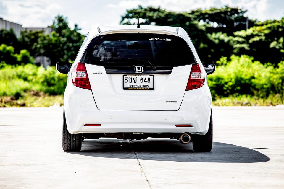 Honda Jazz 1.5 V ปี 2013 AT สีขาว สวยสภาพดี 7
