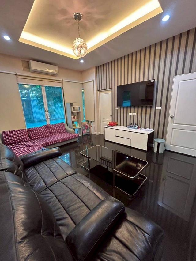 บ้านเดี่ยวสามชั้น โครงการฯ แกรนด์บางกอกบูเลอวาร์ด เกษตร-นวมินทร์  129 ตรว. มีสระว่ายน้ำใหญ่  เฟอร์นิเจอร์ครบ  5  นอน 7 ห้องน้ำ, 1 ห้องแม่บ้าน 8