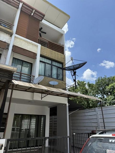 ให้เช่าทาวน์โฮม 3 ชั้น 25 ตรว. หมู่บ้านซิกเนเจอร์ วัชรพล หลังริม ใกล้ตลาดถนอมมิตร 1