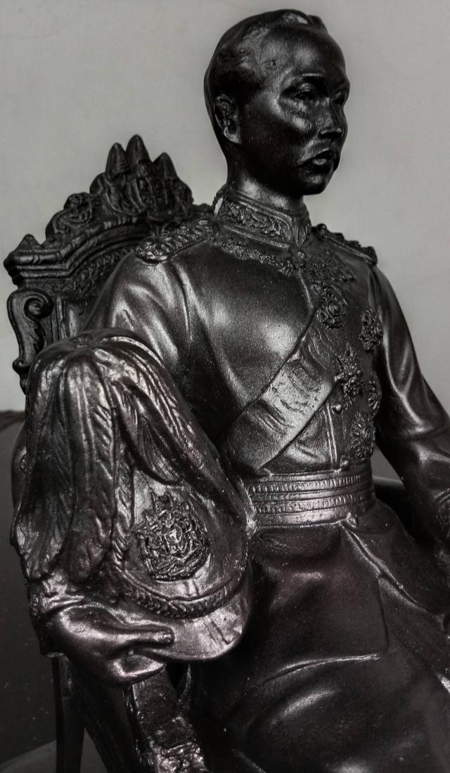 550.พระบรมรูปหล่อในหลวงรัชกาลที่ 5 พระบาทสมเด็จพระปรมินทรมหาจุฬาลงกรณ์ พระจุลจอมเกล้าเจ้าอยู่หัว ทรงประทับนั่งบัลลังก์ รูปที่ 8