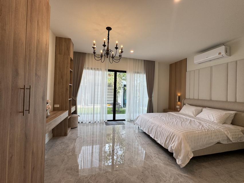 ขายบ้านเดี่ยวพร้อมสระว่ายน้ำใกล้หาดจอมเทียน 3 ห้องนอน 4 ห้องน้ำโรงจอดรถ จอดได้ 2 คัน อยูในโครงการหมู่บ้านมียาม 24 ชม. มีนิติบุคคล 10