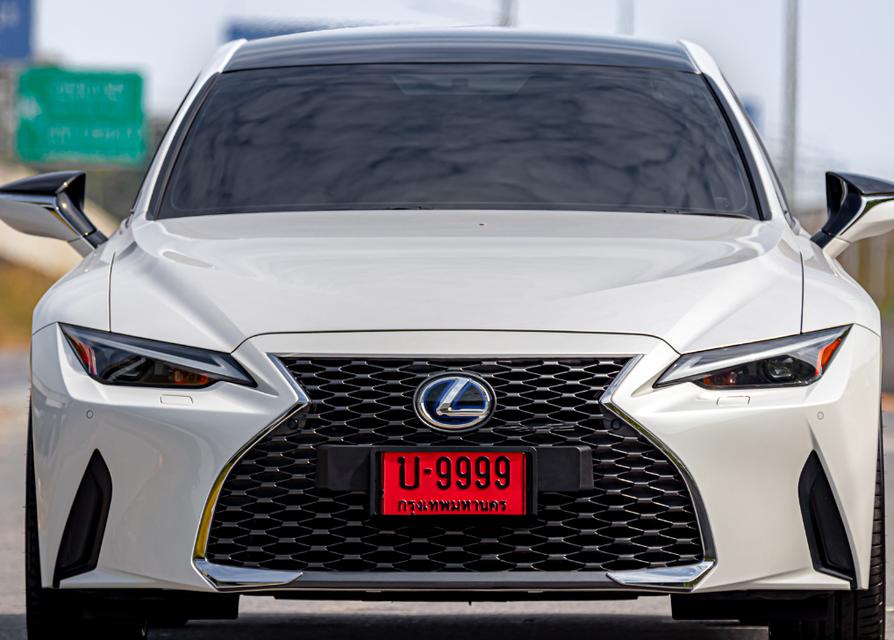 Lexus IS 300h ปี 2021 สีขาว 2