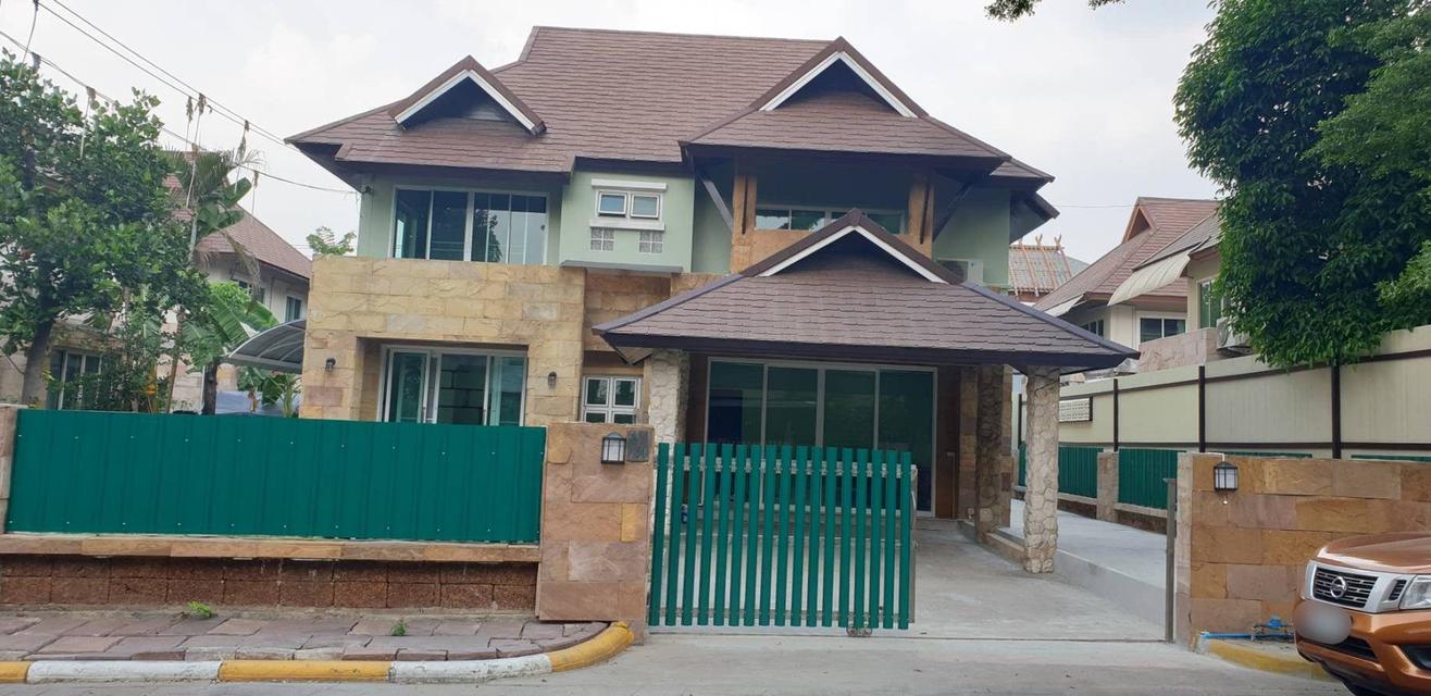 บ้านเช่าใกล้เลียบด่วนรามอินทรา ถนนนวลจันทร์ เนื้อที่ 90ตรว. 5ห้องนอน 3ห้องน้ำ แอร์ 5เครื่อง ตกแต่งใหม่ ทำเลดีมาก เข้าออกได้หลายเส้นทาง  1
