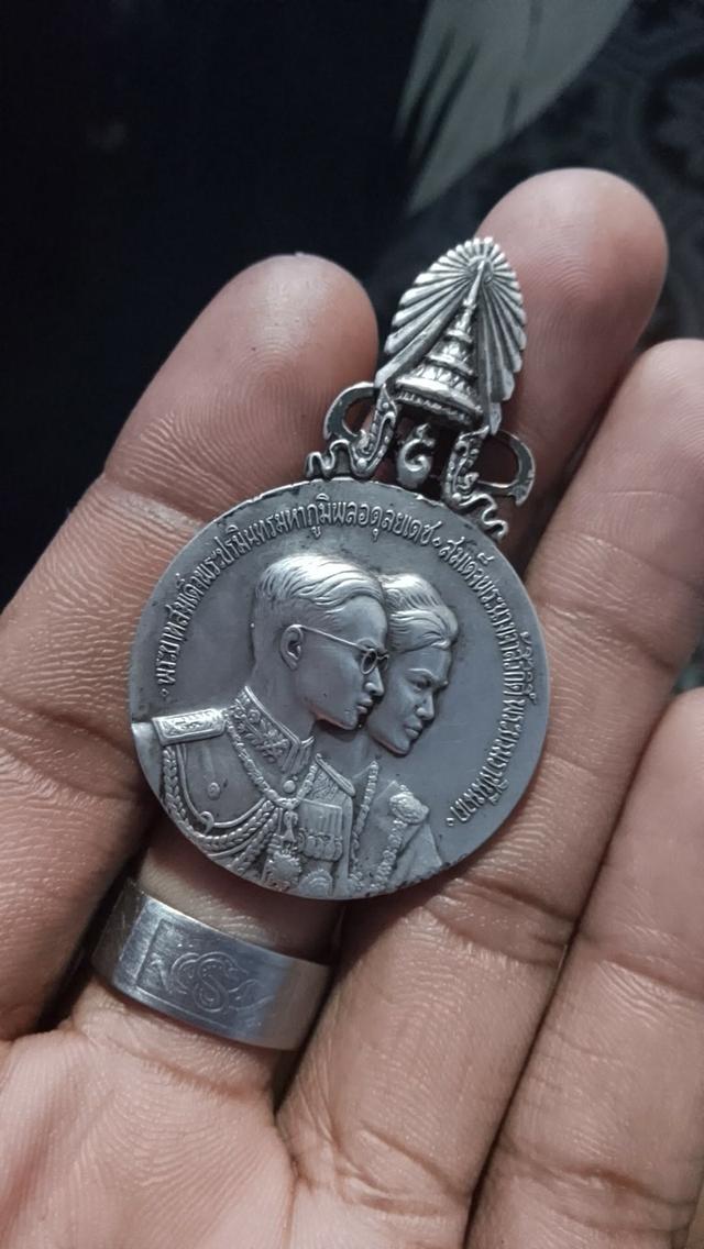 ขออนุญาตครับเหรียญ ร.๙ เยือนเสด็จ อเมริกา ปี2503เนื้อเงิน พิมพ์ใหญ่ หายาก รับประกันแทั