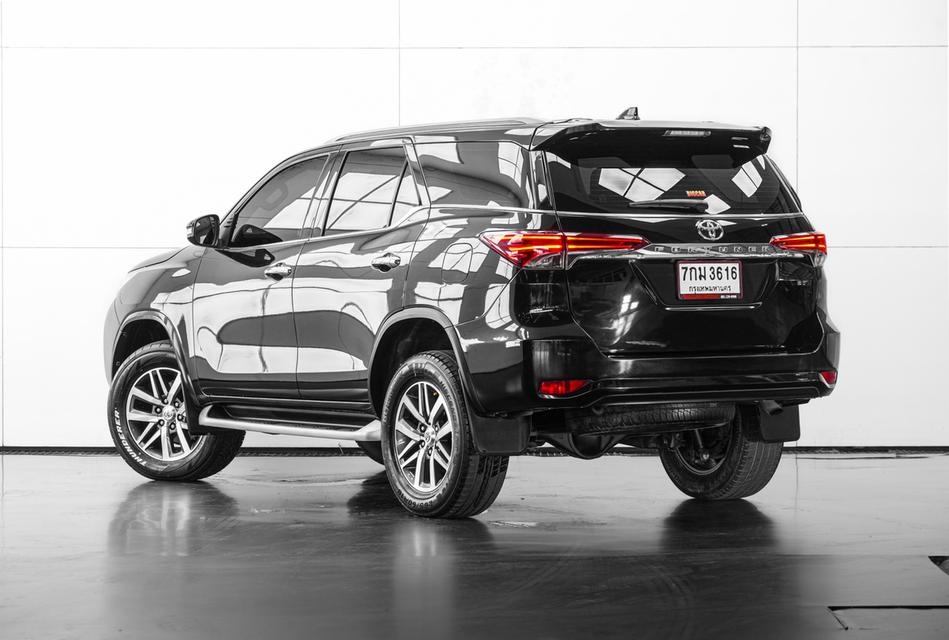 2018 TOYOTA FORTUNER 2.4 V 2WD SUV สีดำ ไมล์ 115083 กม.