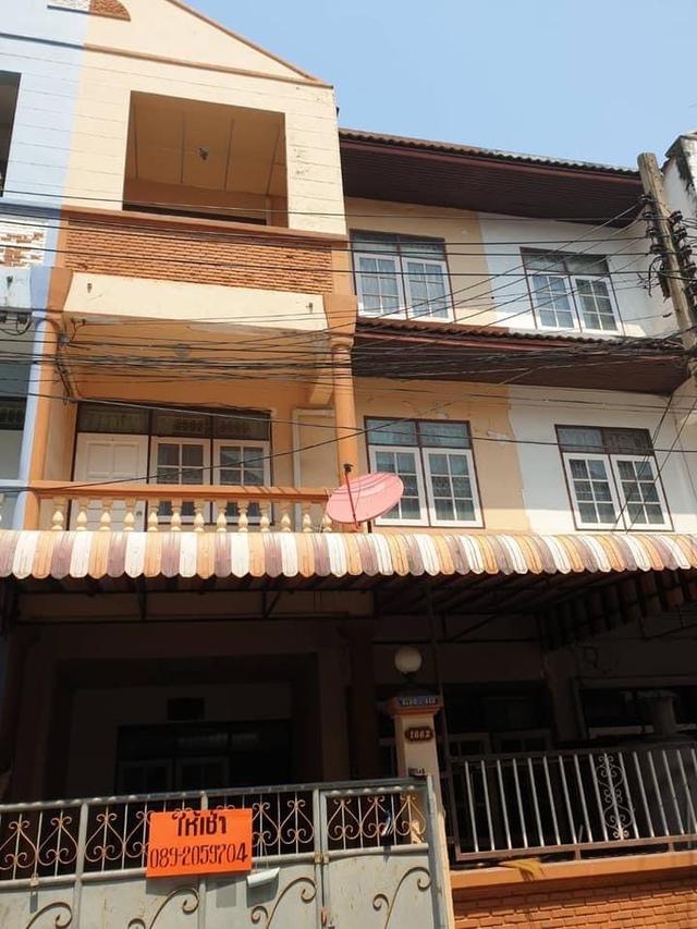 ทาวน์เอ้าส์ 3 ชั้น 4 ห้องนอน 2 ห้องน้ำ ขนาด 60 ตร.ว. เข้า-ออก จรัญฯ65 หรือ สิรินธร ซ.5 1