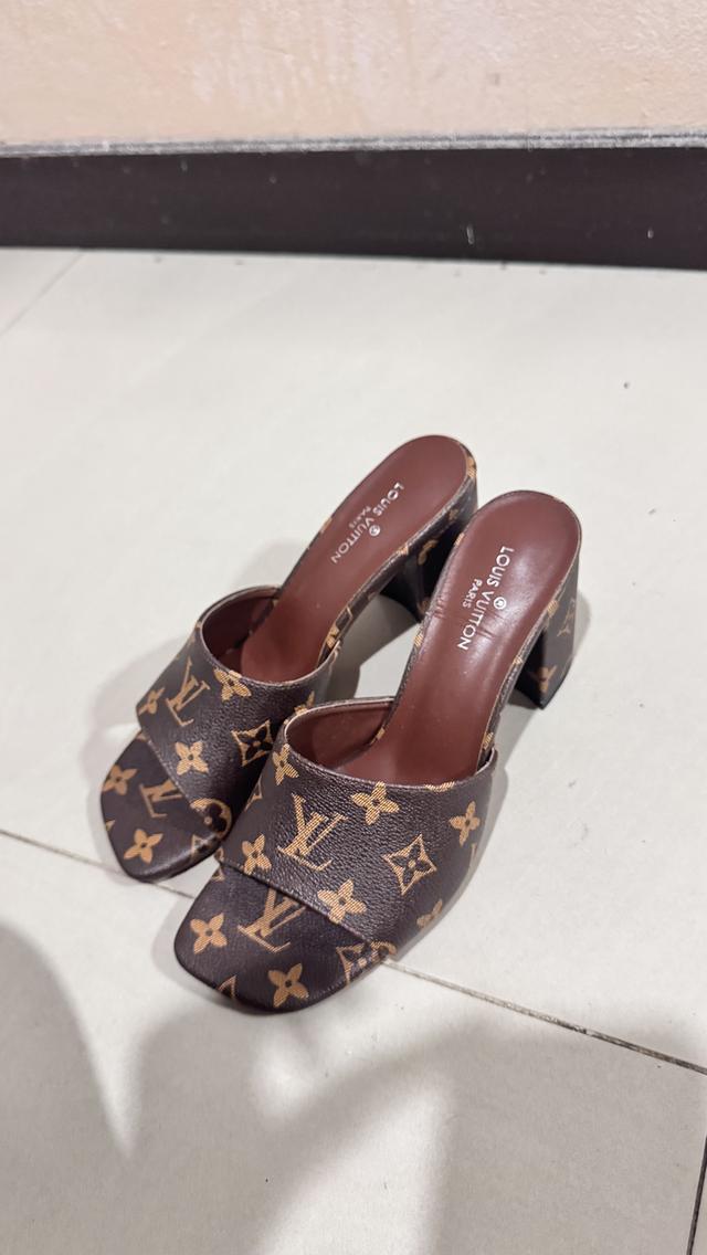 รองเท้า ส้นสูงหลุยส์ รูปที่ 3
