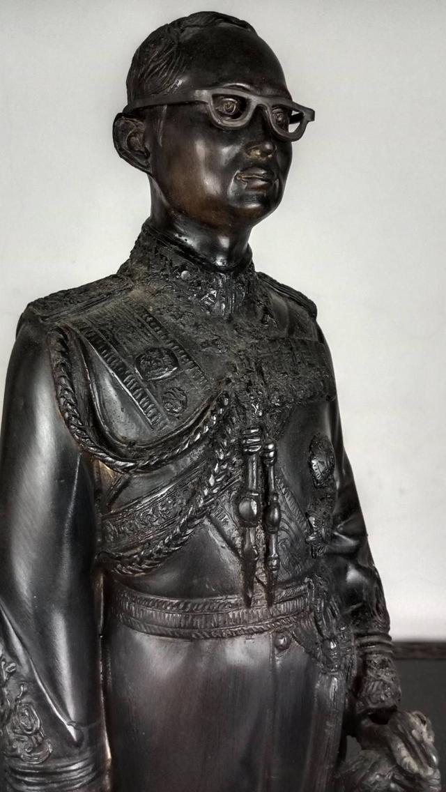 36.พระบรมรูปหล่อโลหะในหลวงรัชกาลที่9 พระบาทสมเด็จพระปรมินทรมหาภูมิพลอดุลยเดช(รมดำ) รูปที่ 9