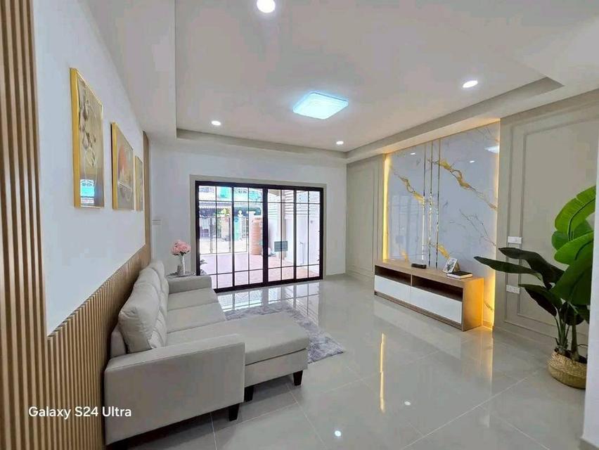 ทาวน์เฮ้าส์ 2 ชั้นตกแต่งใหม่พร้อมอยู่ มีระเบียงด้านหน้าถนนวัดลาดปลาดุก 🪴ชื่อโครงการ : #หมู่บ้านมนวดีพาร์ค 8