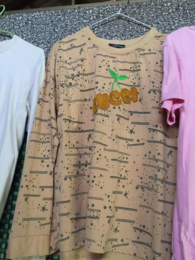 สินค้ามือ2 เป็นเสื้อผ้าและกางเกง