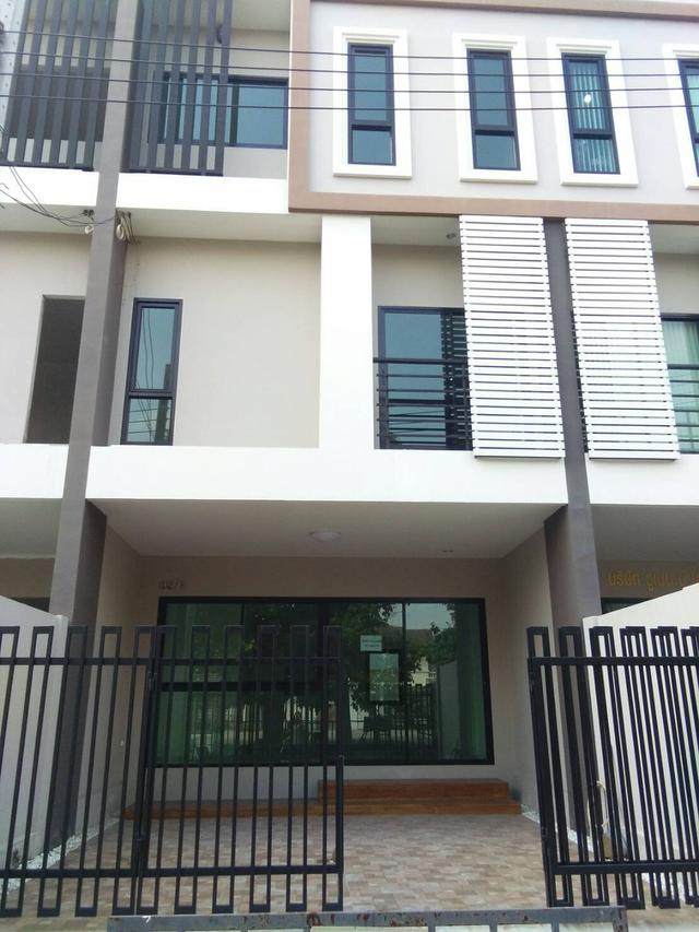 ขายทาว์โฮม 3 ชั้นติดถนนใหญ่ สไตล์โมเดิร์น(บ้านสร้างใหม่) | ENNXO
