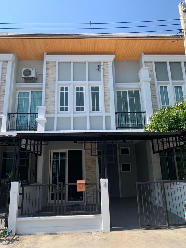 ขาย : ทาวน์เฮ้าส์ 2 ชั้น , เนื้อที่ 16.6 ตรว.  หมู่บ้านโกลเด้นทาวน์ รามอินทรา-คู้บอน ถ.คู้บอน 27 แยก 17 