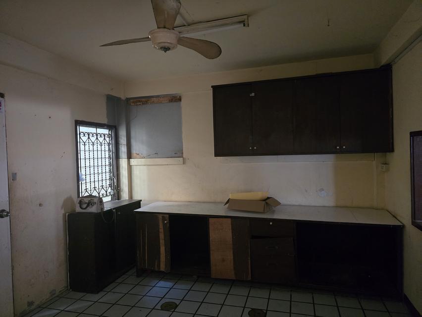 ขายทาวน์เฮ้าส์เนื้อที่ 33 ตารางวา อยู่ซอยประชาราษฎร์บำเพ็ญ 1 ถนนรัชดาภิเษก เขตดินแดง หน้าปากซอย คือ แยกพระพิฆเนศ 11