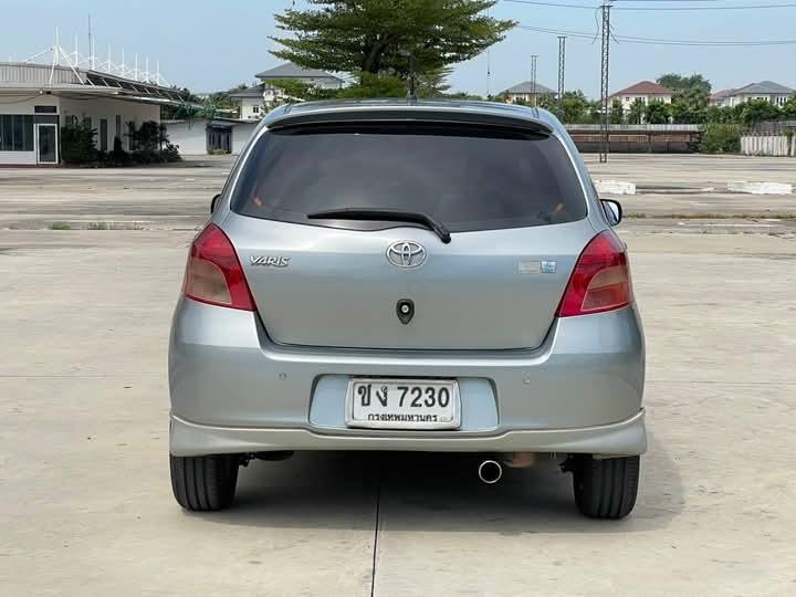 Toyota Yaris สีเทา 8