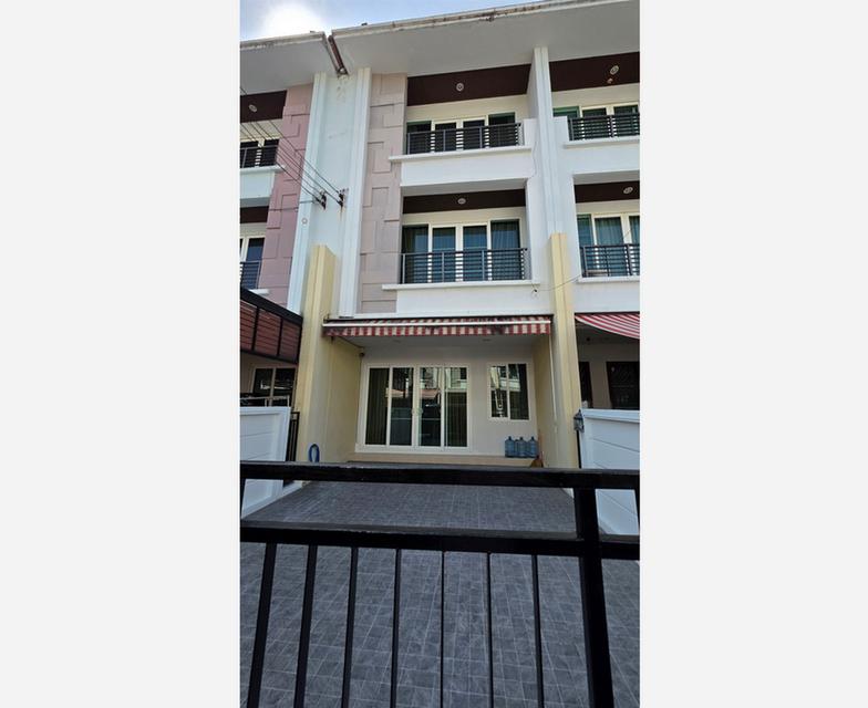 บ้านกลางเมือง เอสเซ้นส์ พระราม 9-ลาดพร้าว ทาวน์โฮม 3 ชั้น 22 ตร.วา 3 นอน 3 น้ำ ใกล้ MRT ลาดพร้าว 71 1