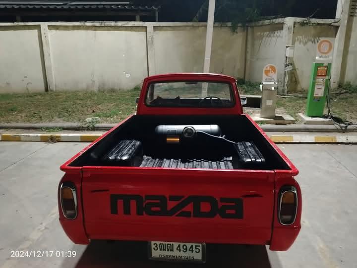 Mazda Familia สีแดง 4