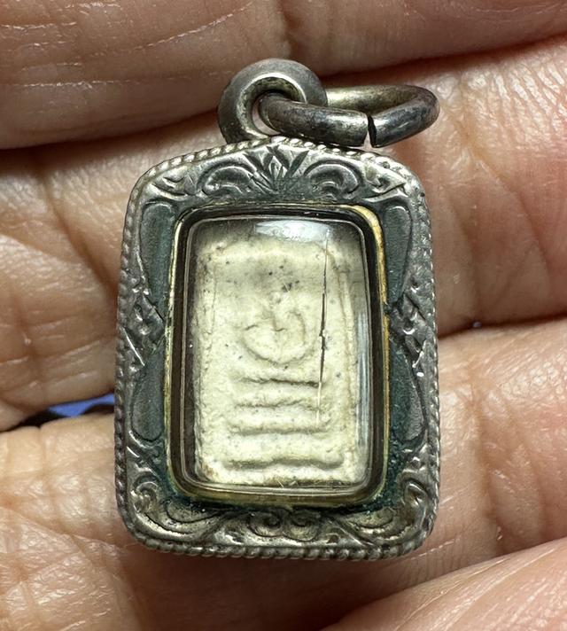 พระสมเด็จพระปิลันท์ขาว พิมพ์จิ๋ว เลี่ยมกรอบเงิน