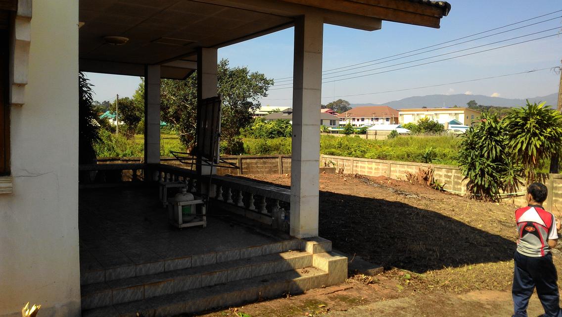 บ้านติดมหาวิทยาลัยราชภัฏเชียงราย 200 เมตรปากทางมหาวิทยาลัยราชภัฏ 50 เมตรถนนพหลโยธินบ้าน 4 ห้องนอน 2 ห้องน้ำ 1 ห้องครัว 2 ที่จอดรถ ขายถูกๆเจ้าของขายเอง 8