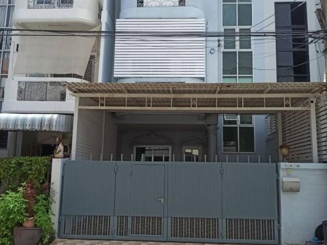 ให้เช่าทาวน์โฮม 3 ชั้น หมู่บ้าน 84 แมนชั่น ถ.ลาดพร้าว แอร์เเฟอร์นิเจอร์ครบ มี4ห้องนอน 3 ห้องน้ำ ราคาเช่าเดือนละ50,000บาท 8