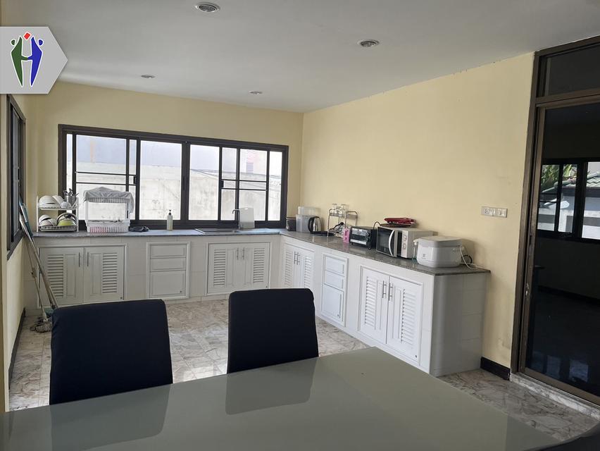 บ้านเดี่ยวสองชั้นให้เช่า พัทยากลาง สุขุมวิท •	บ้านเดี่ยว สองชั้น ขนาด 60 ตารางวา 3 ห้องนอน, 1 ห้องแม่บ้าน 4 ห้องน้ำ •	เฟอร์นิเจอร์ครบชุด พร้อมห้องครัว 4