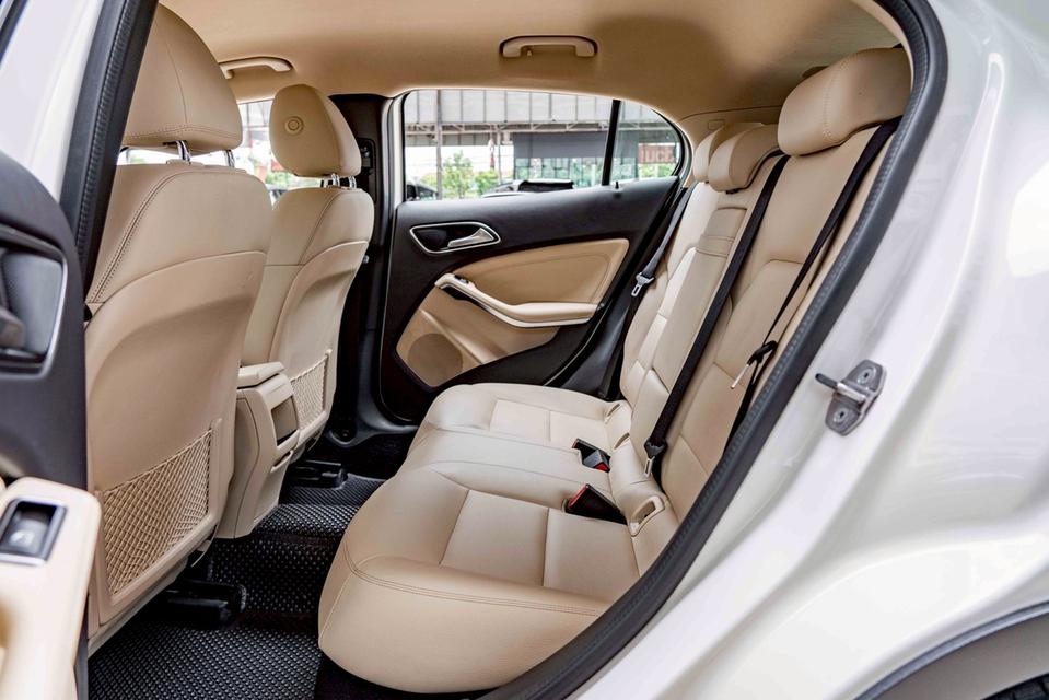 รหัสรถ NP7165 BENZ GLA200 1.6 URBAN 2021 10