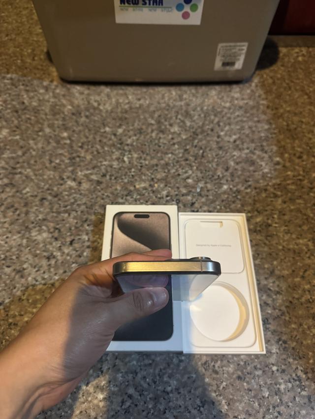 ขายๆๆๆถูกๆๆไอโฟน15ProMaxสีใหม่Natural Titanuim 512กิ๊กมีกล่องอีมี่ตรงสูนTrueสภาพสวยๆใช้งานปกติหมดทุกๆฟังชั่นเครื่องรีสโตได้ตลอดไม่มีติดไอคราว  สภาพ: 3