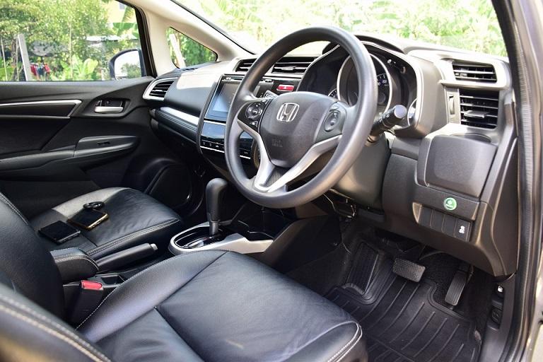 ขับสนุกวัยรุ่นชอบ / ฟรีดาวน์ HONDA JAZZ 1.5SV โฉมGK สีเทากัล /ออโต้ จอทัสกรีน เบาะหนังแท้ ครูสคอลโทล พุตสต๊าท /ประหยัดน้ำมัน /กล้องหลัง โทร0957401220 6