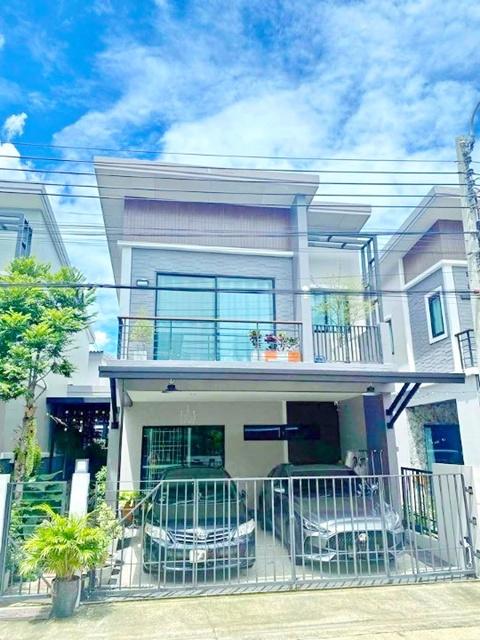 BTSศรีนครินทร์ 2.2 กม.จัดเต็มเฟอร์ฯทั้งหลัง สุขุมวิท แพรกษา กาญจนา ให้เช่าทาวน์เฮ้าส์ 2 ชั้น 28ตร.วา. 224ตร.ม. 3 นอน 2 น 1