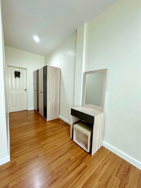 เตรียมอุดมศึกษาน้อมเกล้า MRT สัมมากร 1 กม. ซ.รามคำแหง 140-146 ให้เช่าทาวน์โฮม 3 ชั้น พร้อมเฟอร์ฯ 204 ตร.ม.17 ตร.วา. 3 นอ 4