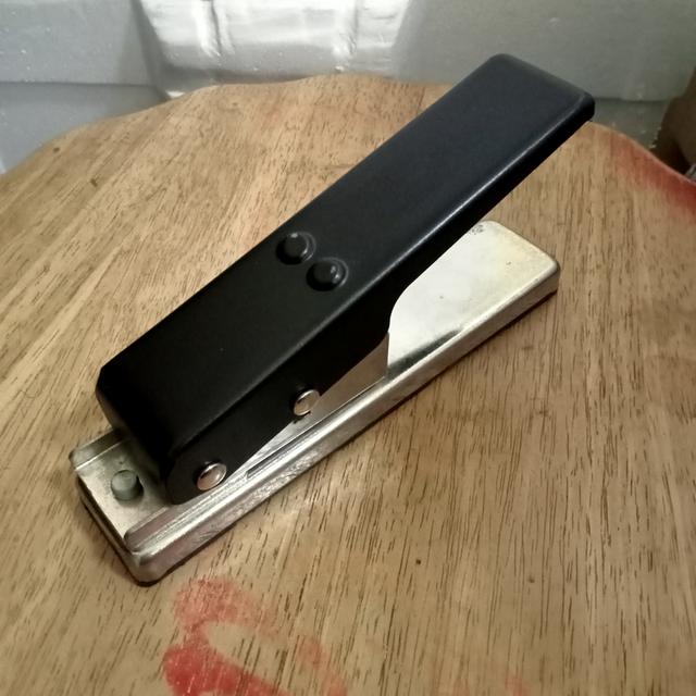 guitar pick punch อุปกรณ์ทำปิ๊กกีตาร์ สามารถเจาะตัดแผ่นพลาสติก ไม้ หนัง เช่นบัตรพลาสติกที่ไม่ใช้แล้ว แก้วพลาสติก กระดาษแข็ง จะได้ปิ๊กขนาดมาตราฐาน