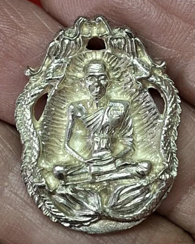 หลวงพ่อคูณ ปี 2536 เนื้อเงิน รูปย่อยที่ 3