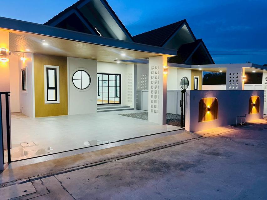 บ้านเดี่ยว ทำเลดี ห่าง รพ.พานทองเพียง 3 กิโลเมตร 2 นอน 2 น้ำ  2 จอดรถ  2