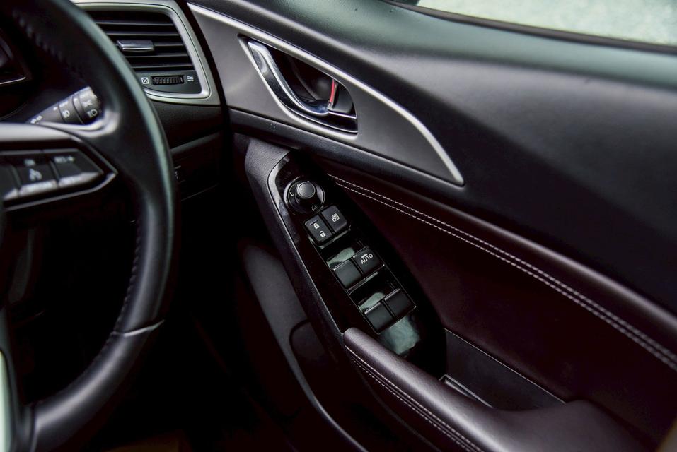 Mazda 3 2.0 C AT 2018 ไมล์ 112,xxx km.  13