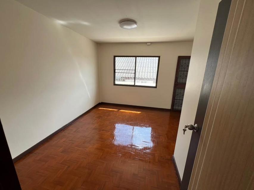 🏡 ให้เช่าทาวน์เฮ้าส์ 2 ชั้น2คูหา ทำเลเศรษฐกิจ ใกล้สนามบิน #เมืองเชียงใหม่ ราคาเพียง 22,000 บาท/เดือน ✨ 清迈市区双联两层联排别墅出租 6 卧室 3 卫生间 – 租金 22,000 泰铢/月 ✨ 12