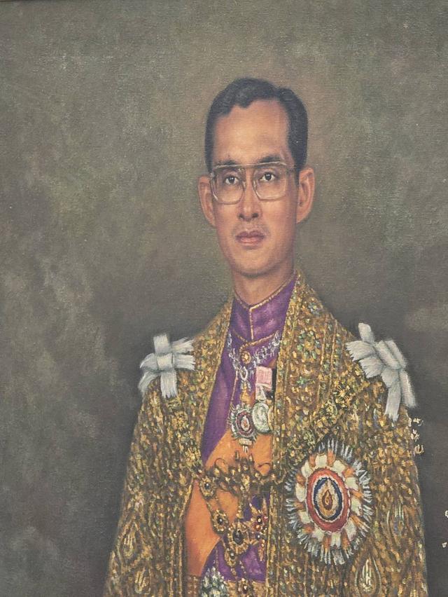 618.ภาพวาดสีน้ำมันพระบรมสาทิสลักษณ์ ในหลวงรัชกาลที่ 9 พระบาทสมเด็จพระบรมชนกาธิเบศร มหาภูมิพลอดุลยเดชมหาราช บรมนาถบพิตร รูปย่อยที่ 2