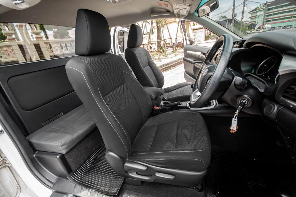 ฟรีดาวน์ ปี 2017 Toyota Revo 2.4E Smart Cab MT สีขาว 4