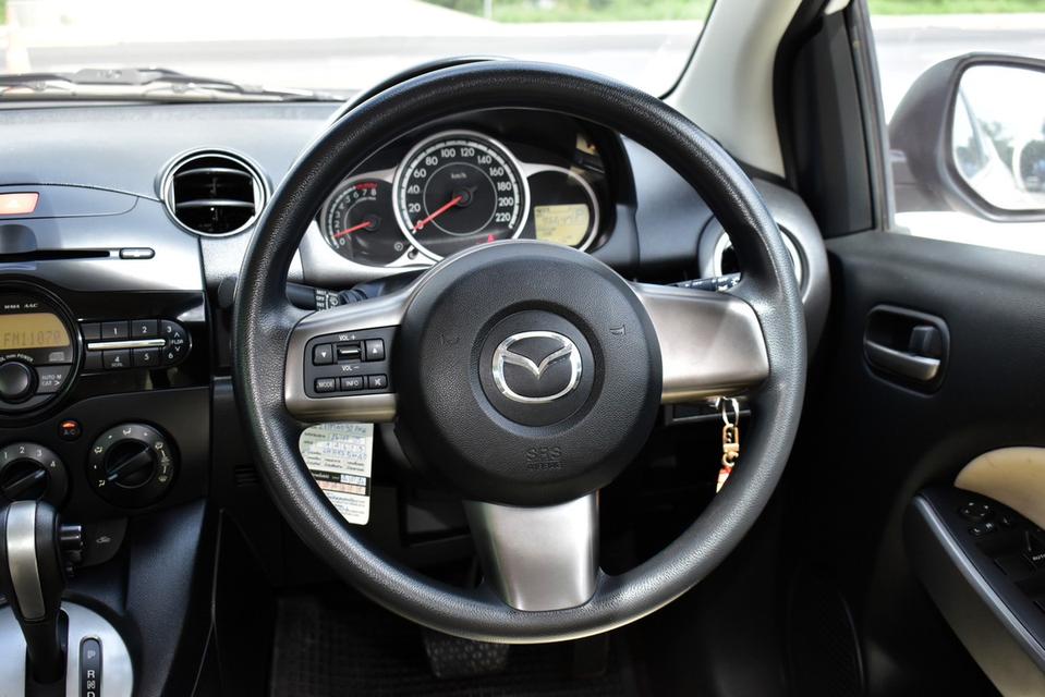 Mazda2 ปี2013 สีขาว เครื่อง1.5 เบนซิน ไมล์แท้ๆ96,000 รูปที่ 12