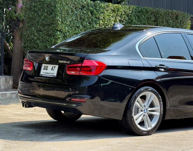 2018 BMW 320D CELEBRATION EDITION LCI รถมือเดียวออกป้ายแดง รถวิ่งน้อยเพียง 45,000กม รถเข้าศูนย์ทุกระยะ รถไม่เคยมีอุบัติเหตุครับ รูปที่ 9