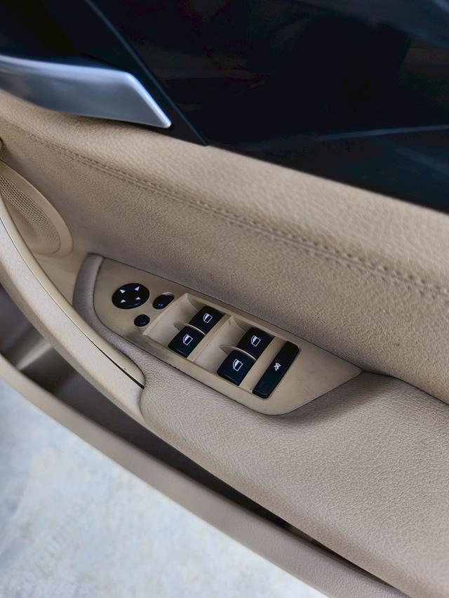BMW รุ่น : X1 2.0 sDrive18i (5 ประตู) รูปที่ 17