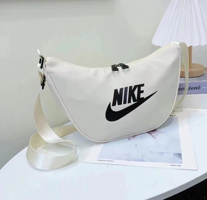 กระเป๋าทรงเกี๊ยว Nike 6
