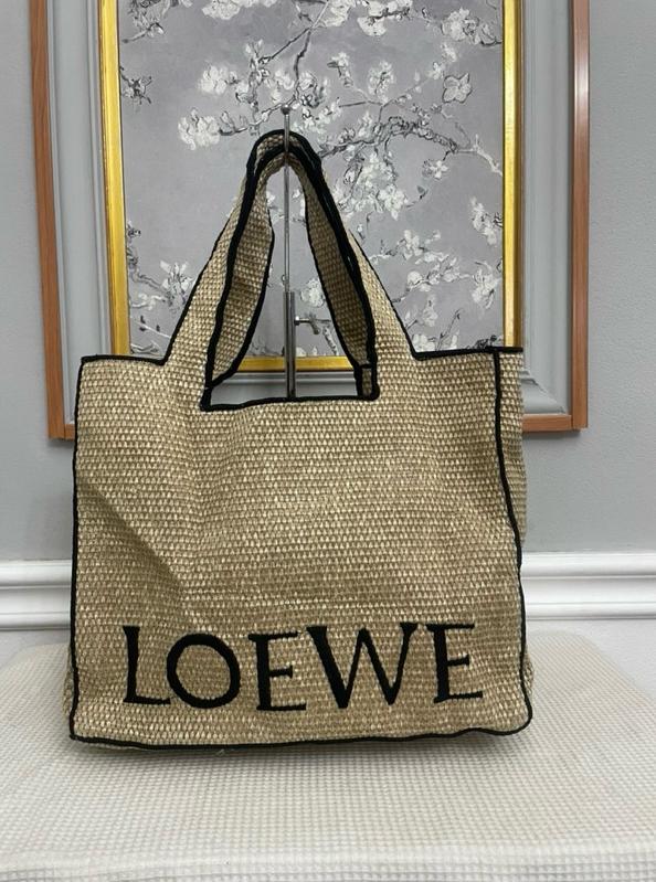 กระเป๋า Loewe ทรง Tote มือสอง  1