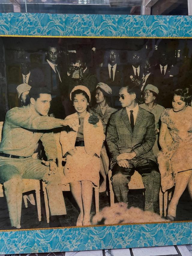 ภาพเก่าในหลวงและพระราชินี รัชกาลที่ 9 ถ่ายคู่กับเอลวิส เพรสลีย์ ปี 2503 ถ่าย ณโรงถ่าย paramount พร้อมกรอบไม้เดิม 5