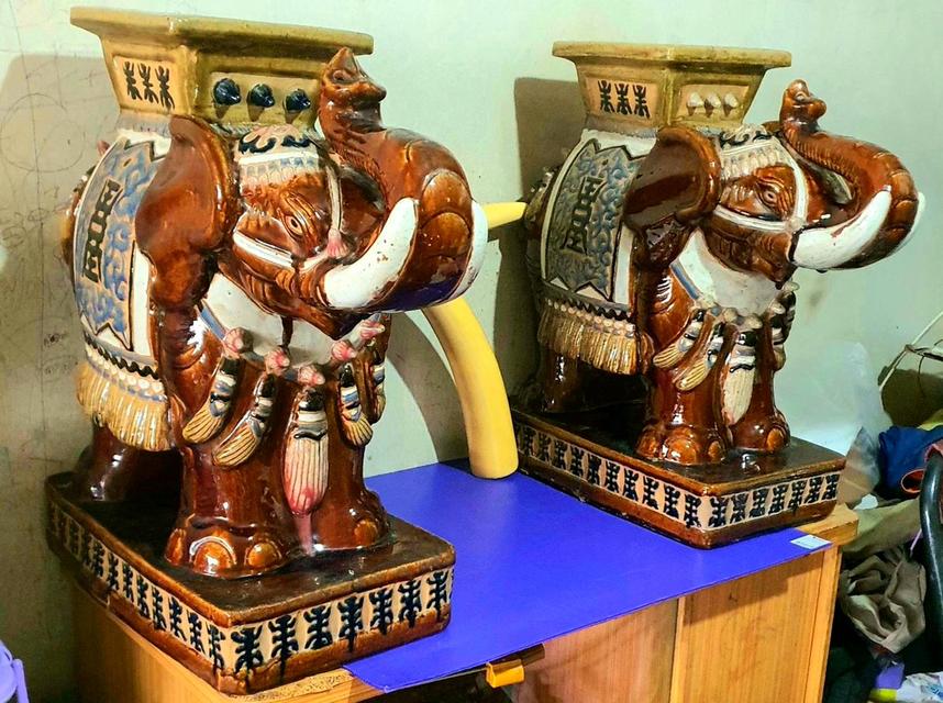 ช้างคู่เป็นกระเบื้องเซรามิก